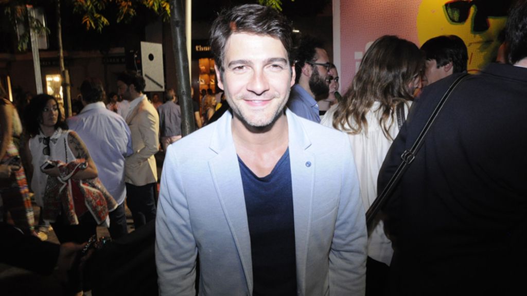 El actor Félix Gómez disfrutando de la noche de San Jorge Juan