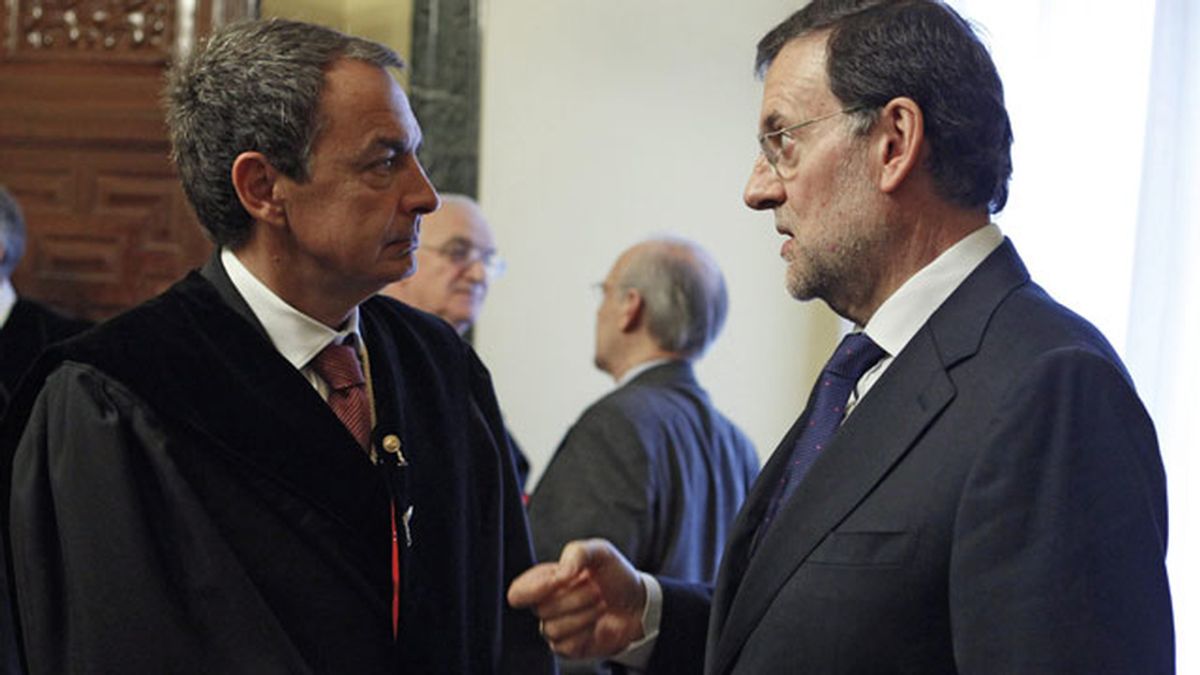 El jefe del Ejecutivo, Mariano Rajoy, conversa con José Luis Rodríguez Zapatero