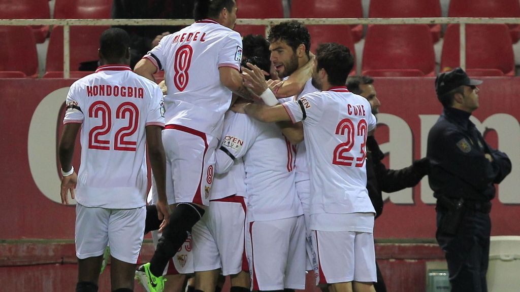Los jugadores del Sevilla celebran el primer gol ante el Athletic de Bilbao, durante el partido de Liga que están disputando esta noche en el estadio Sánchez Pizjuán, en Sevilla.