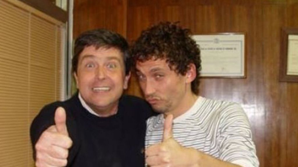 Paco León celebrando su carné conquense