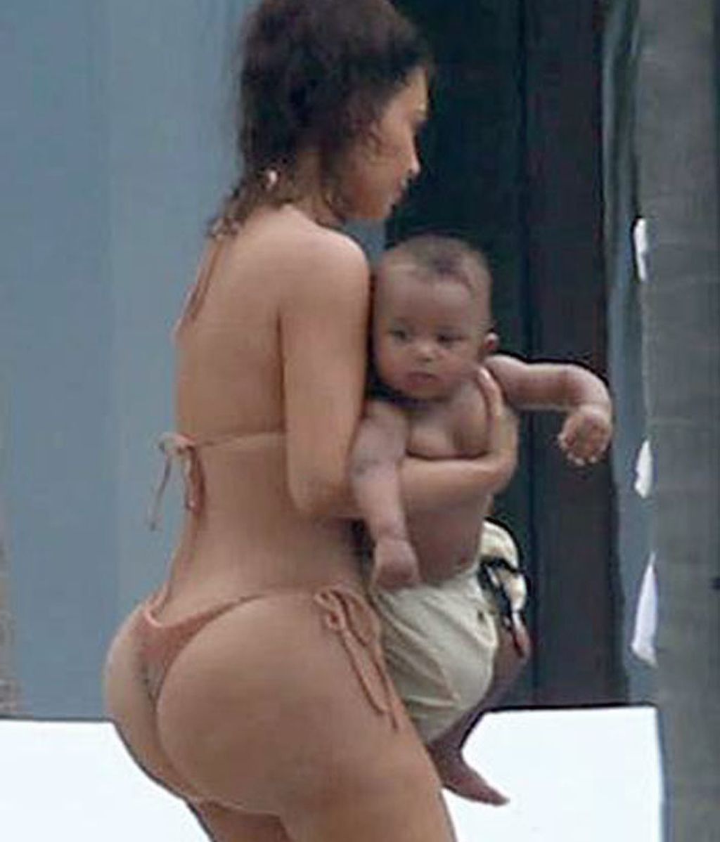 Kim en Punta Mita, México, con sus hijos, North y Saint West