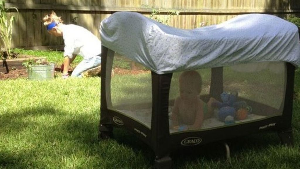 11. Si tienes que realizar alguna actividad en el jardín, utiliza una sábana bajera para tapar su parque de juegos. Evitarás que se queme con el Sol y que le piquen los mosquitos. ¡Pero vigila constantemente que el niño esté bien hidratado y que no haga demasiado calor!