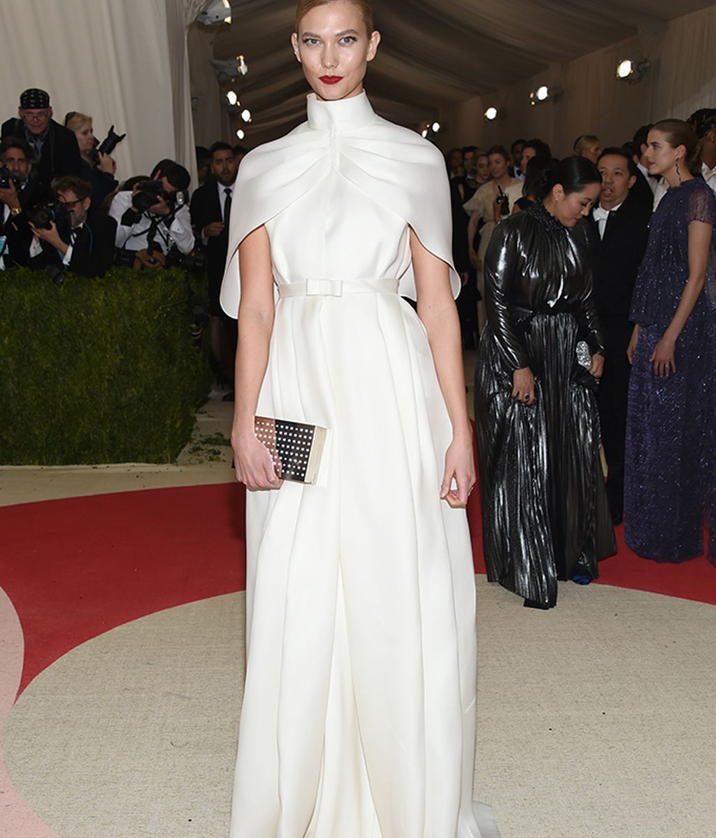 Karlie Kloss vestida de Brandon Maxwell