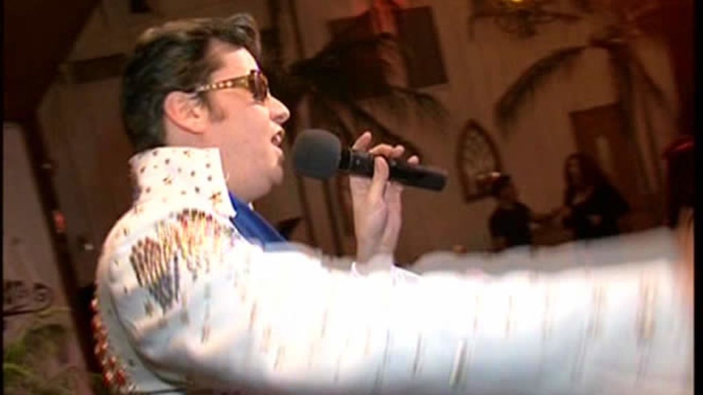 Imitadores de Elvis cantan livin Las Vegas a las nuevas parejas casadas
