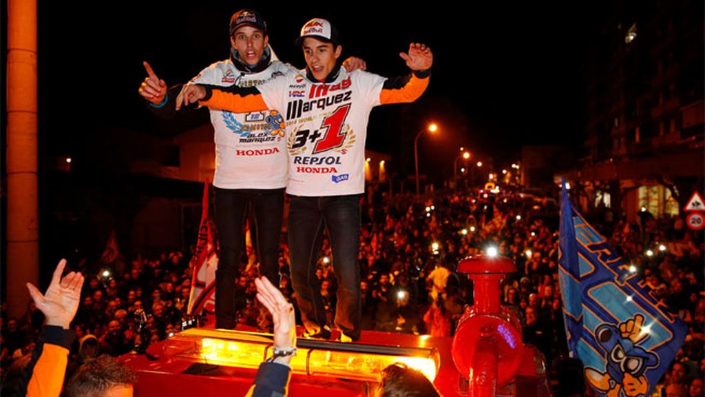 Marc y Álex Márquez se dan un baño de masas en Cervera para celebrar los títulos