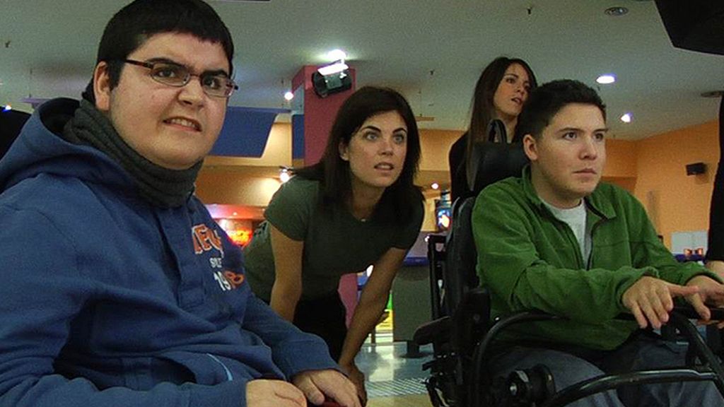 Samanta Villar acompaña a dos jóvenes dependientes