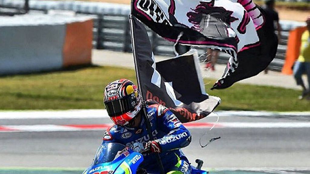 Maverick Viñales ondea la bandera de Salom