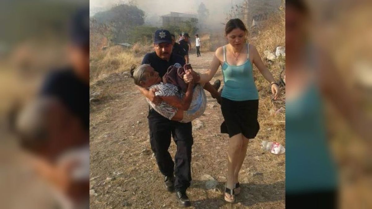 Un policía mexicano salva a una anciana de 90 años de un incendio