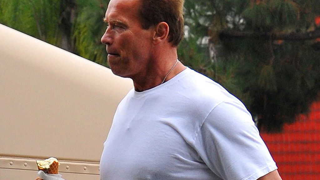 Arnold Schwarzenegger y su mini helado