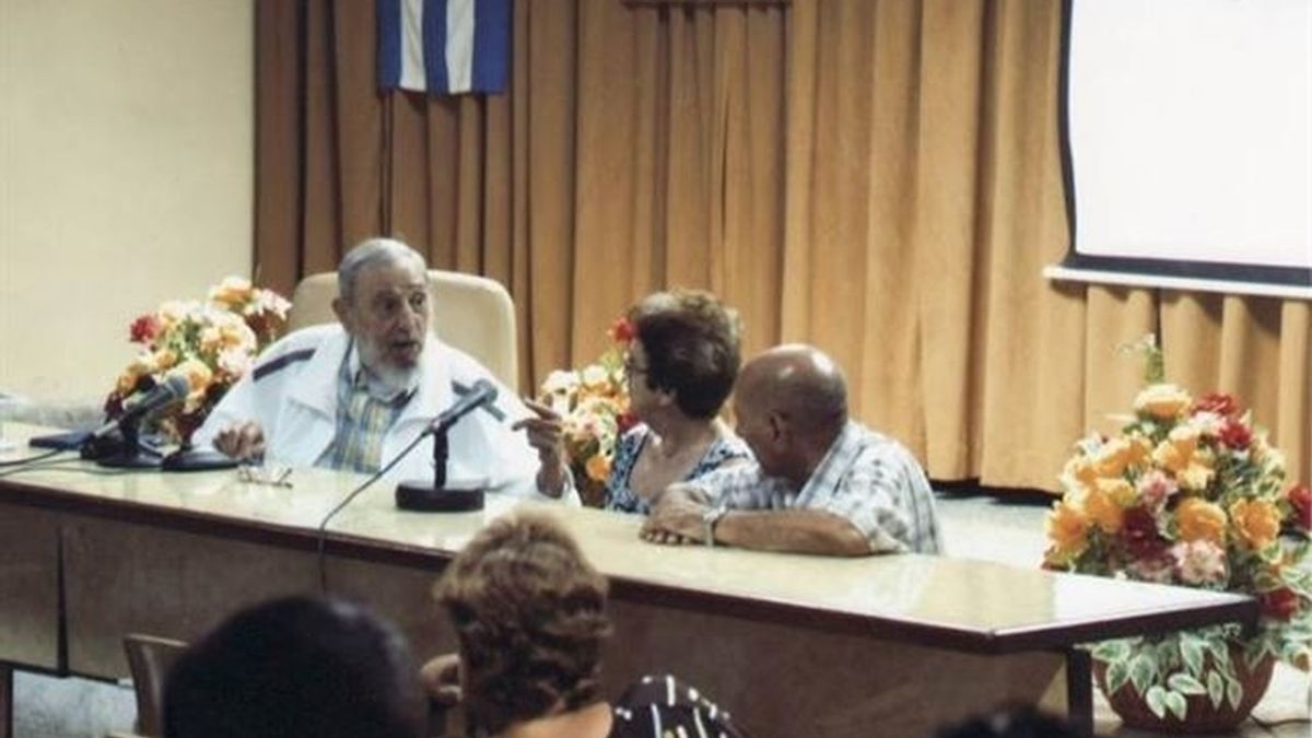Fidel Castro reaparece en público en un intercambio con maestros queseros
