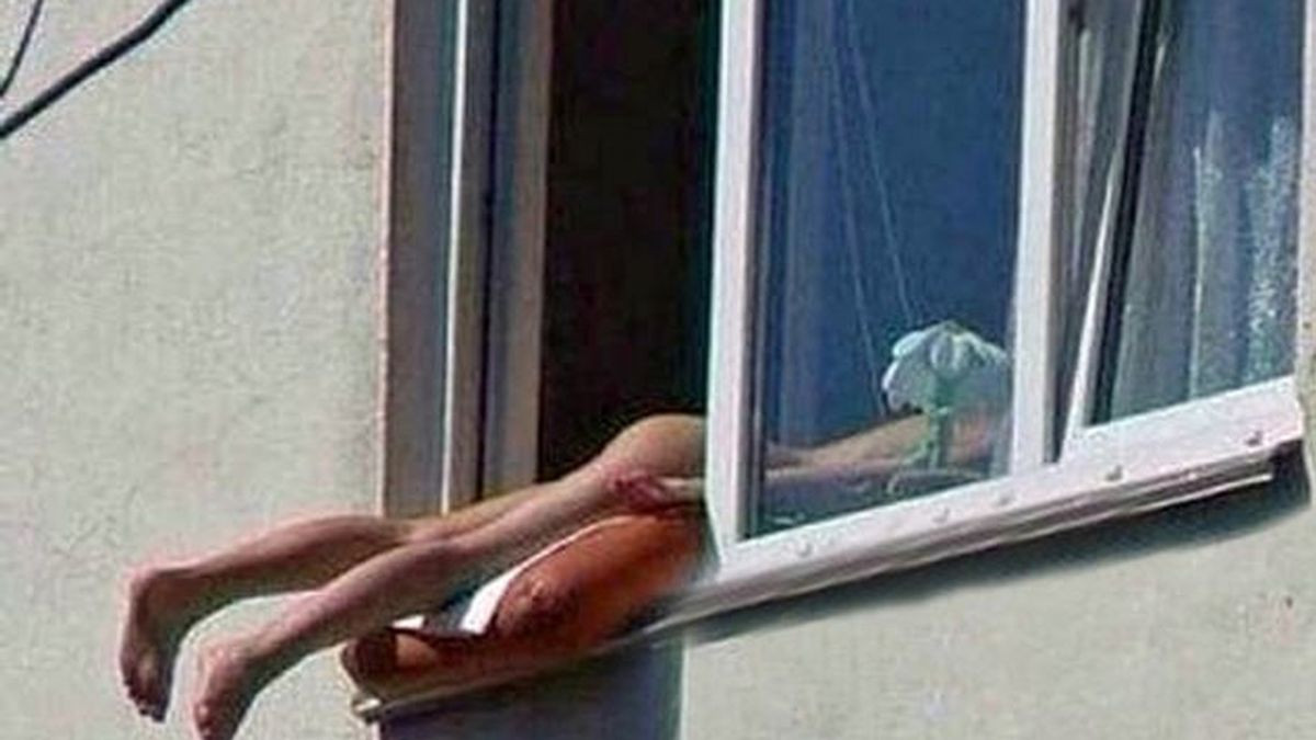 Una mujer provoca un accidente de tráfico al tomar el sol desnuda en la ventana