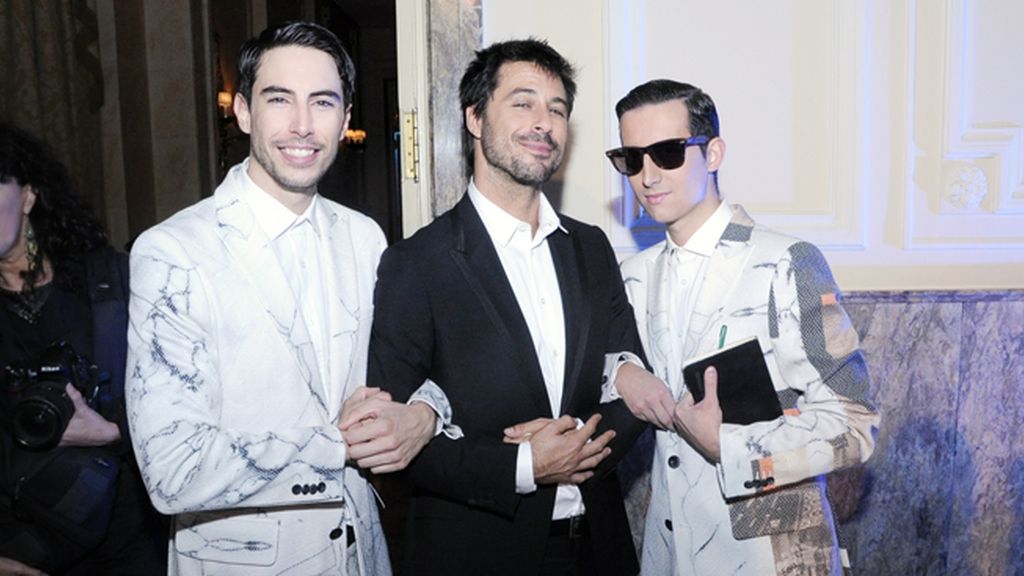 Del brazo de Hugo Silva, uno de los protagonistas de la noche, con nuestros trajes de Ana Locking