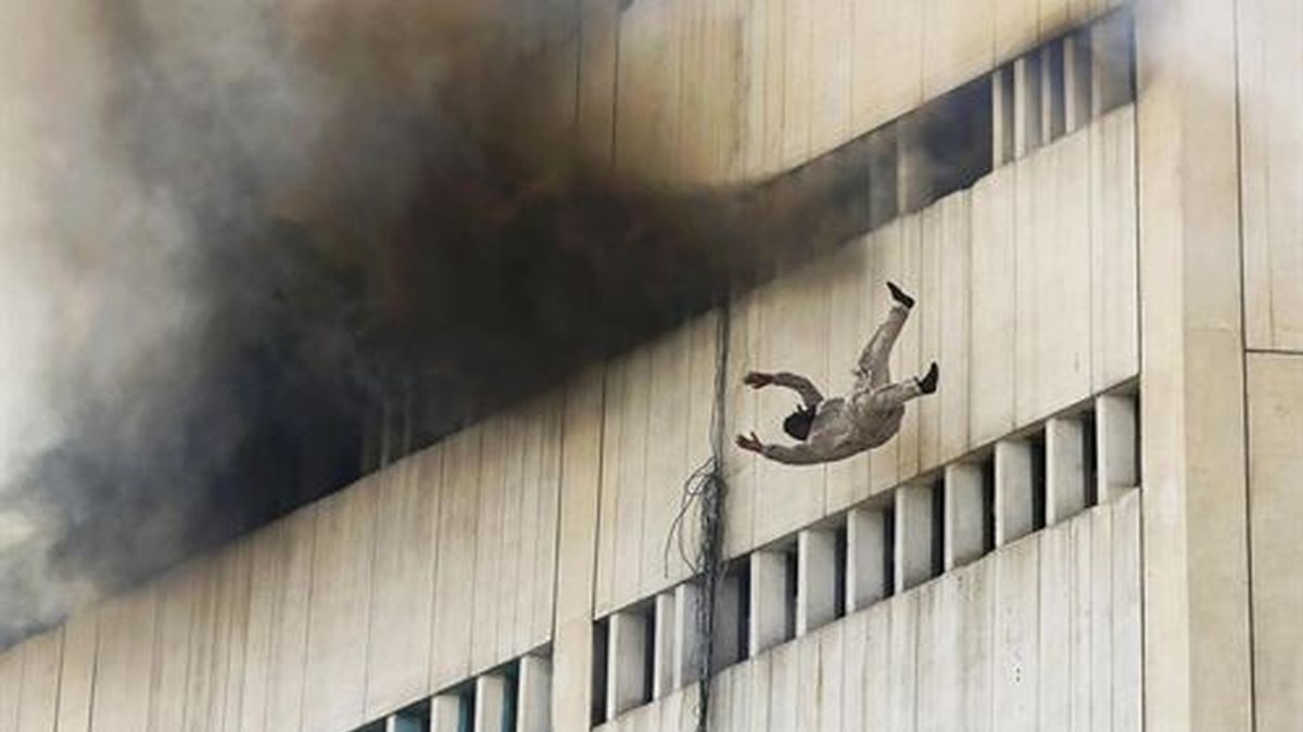 Ascienden a 22 los muertos por el incendio en un edificio en Pakistán