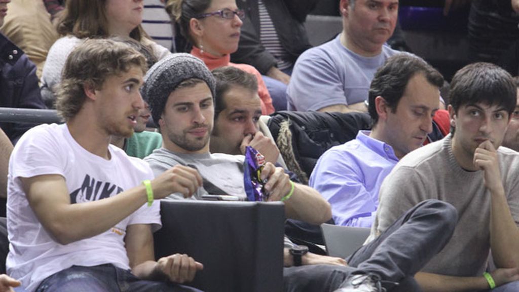 ¿Sabes lo que hace Piqué cuando está de rodríguez? Irse al basket con amigos...