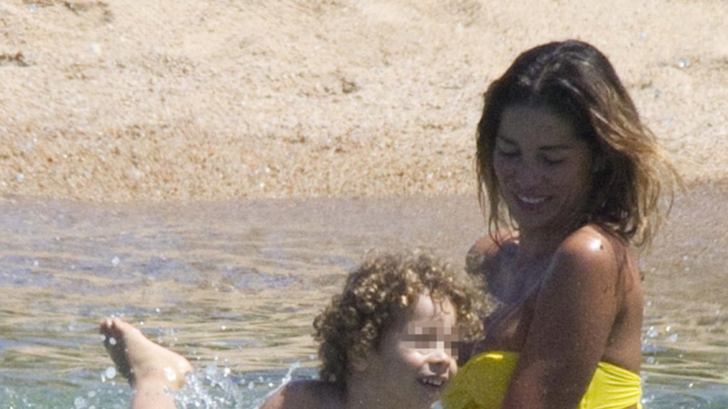 Aida Yespica, la novia de Özil, espera al futbolista en Cerdeña junto a su hijo