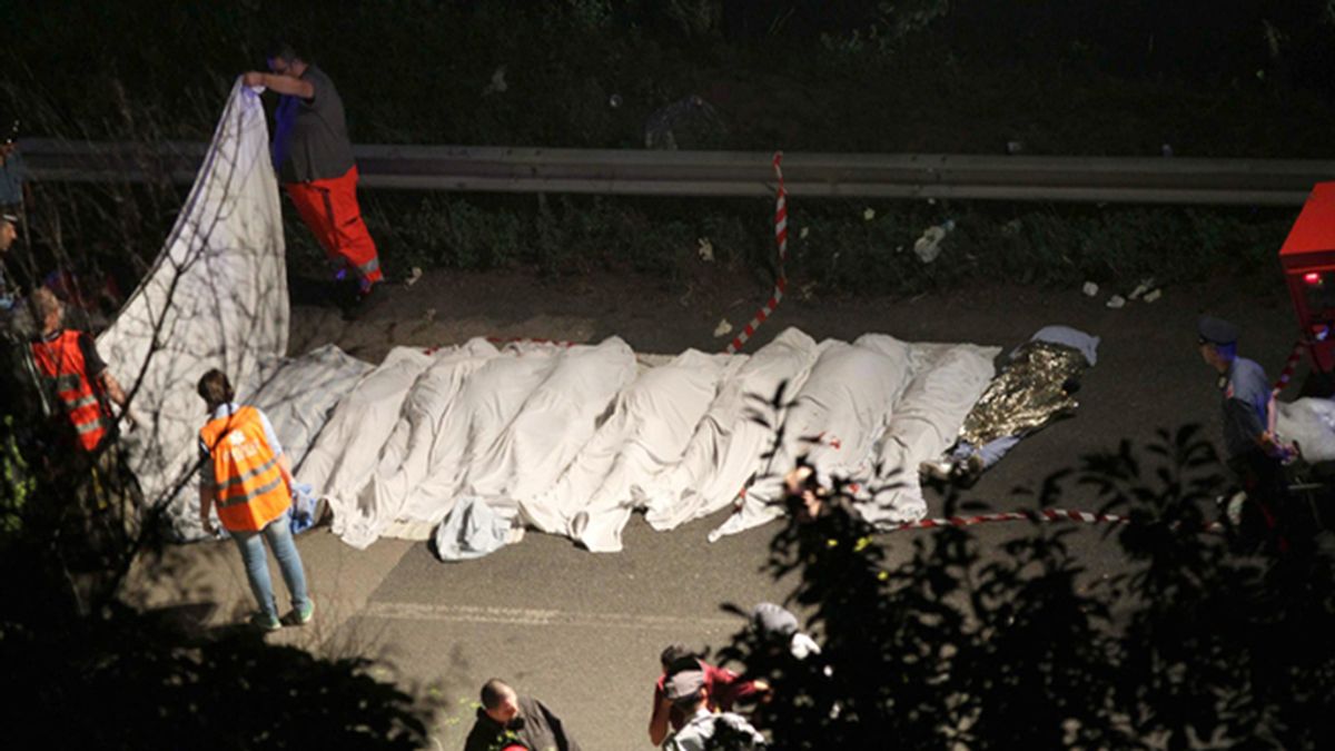 Asciende a 36 el número de muertos tras despeñarse un autobús en Italia