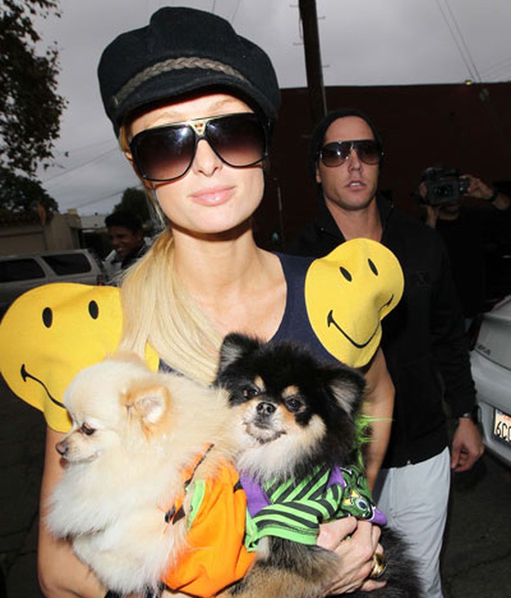 Del perro depresivo de Jennifer Aniston a las sonrientes mascotas de Paris Hilton