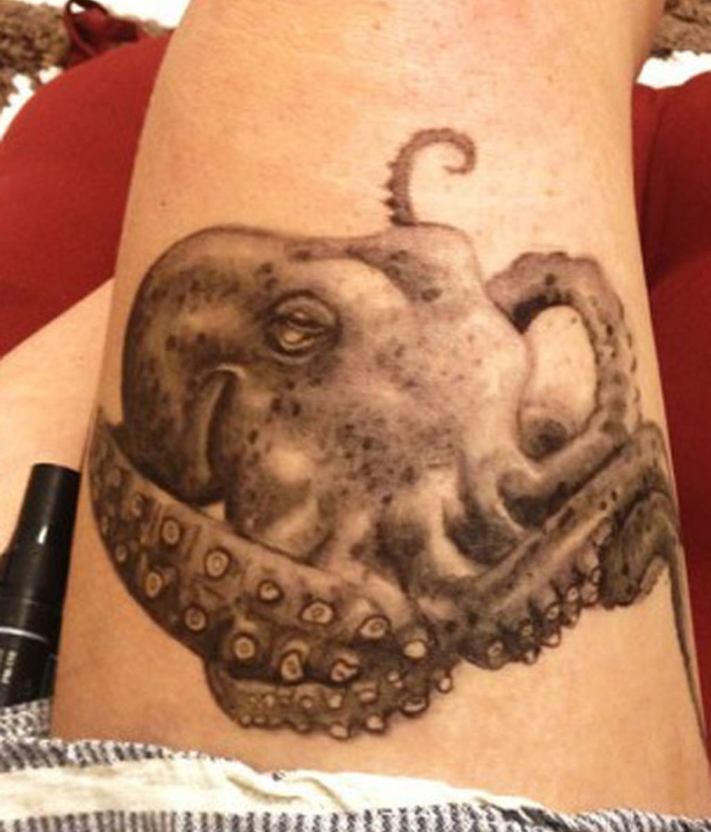La joven que tatúa auténticas obras de arte sobre los muslos