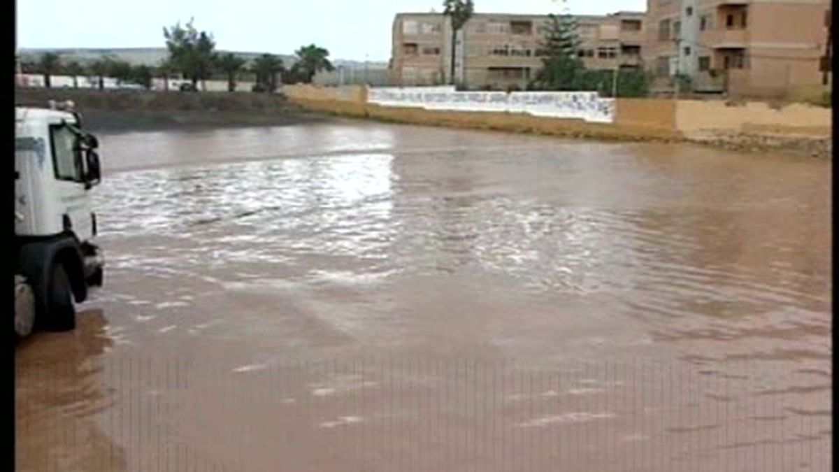 Un temporal de lluvias encharca Canarias