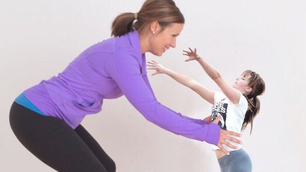 La actriz fue fotografiada mientras intentaba encestar la pelota