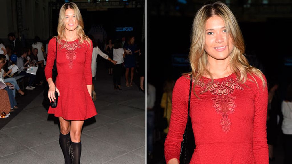 Carla Pereyra combinó un modelo rojo con botas altas negras