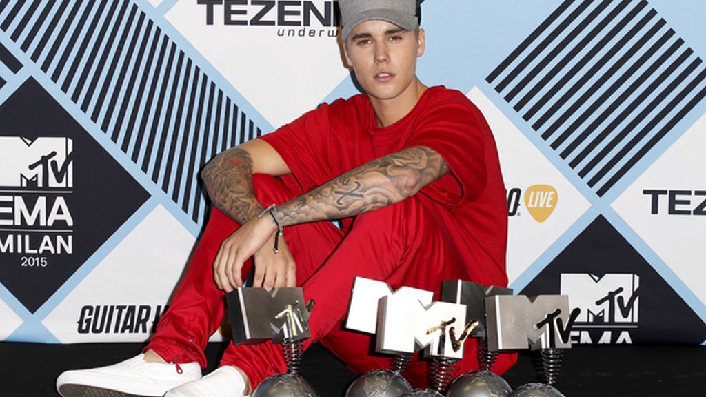 Bieber con sus cinco premios