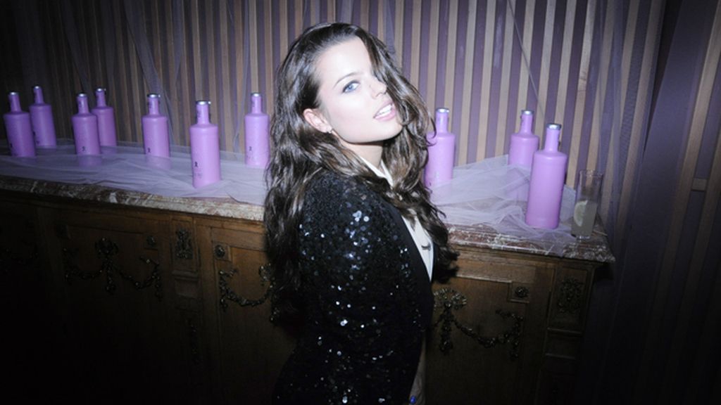 La actriz Adriana Torrebejano, con chaqueta de Armand Basi