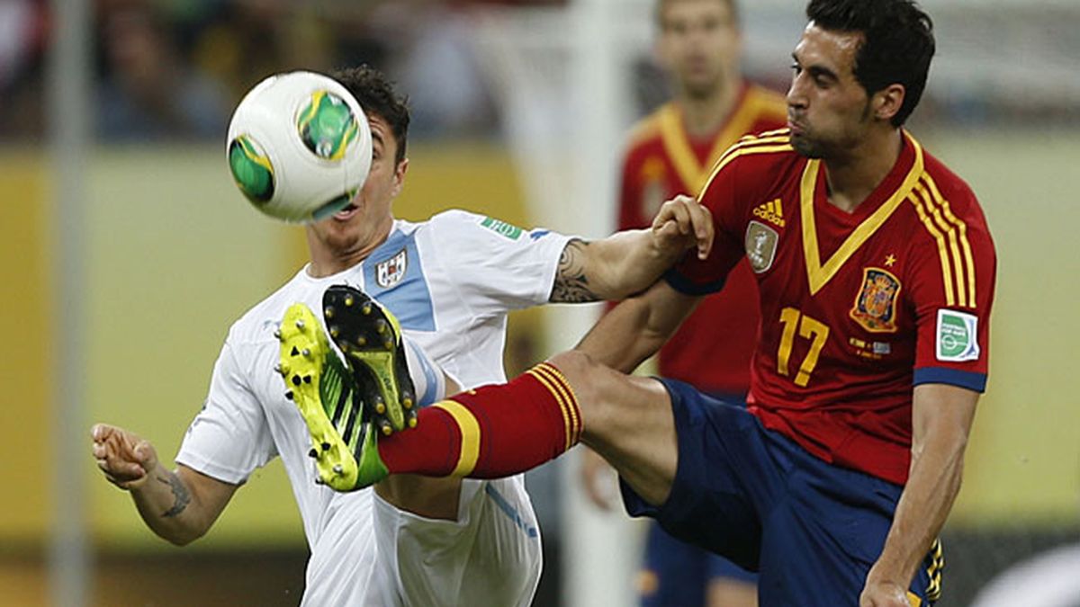 Arbeloa despeja ante un jugador uruguayo