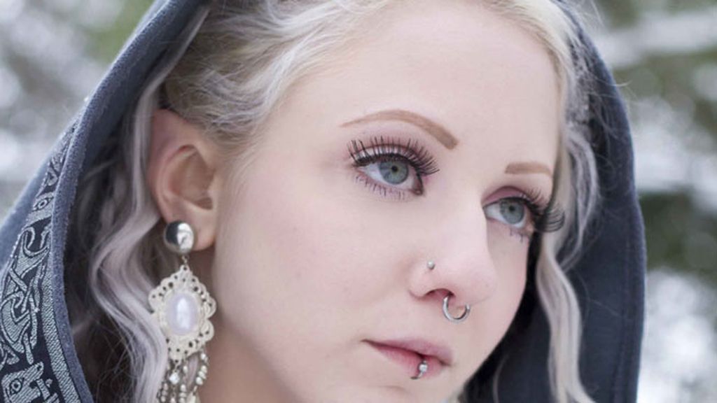 Se corta las orejas para parecer una Elfa