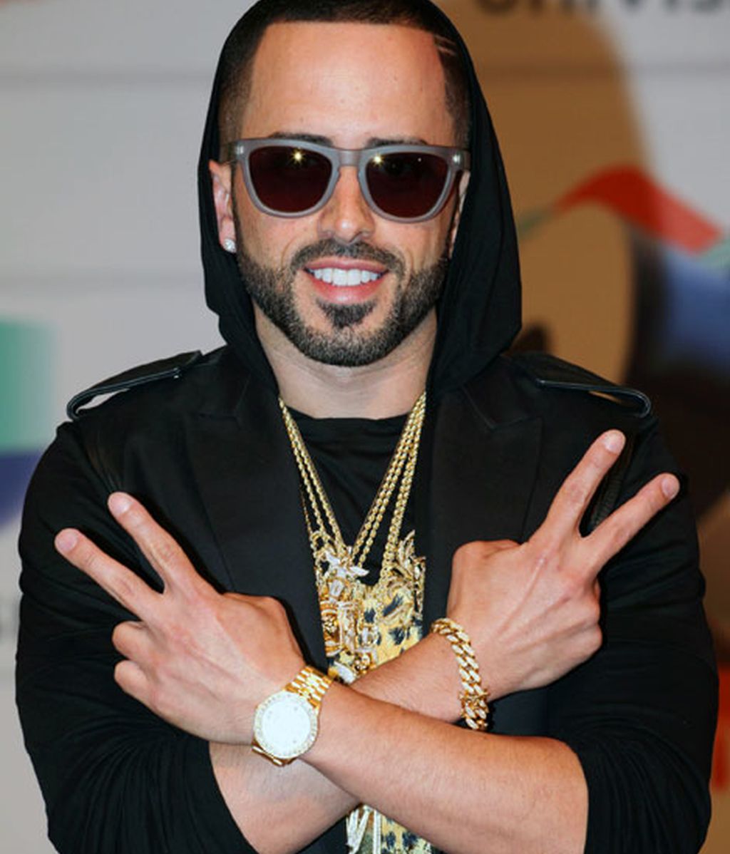 El cantante Yandel con complementos dorados
