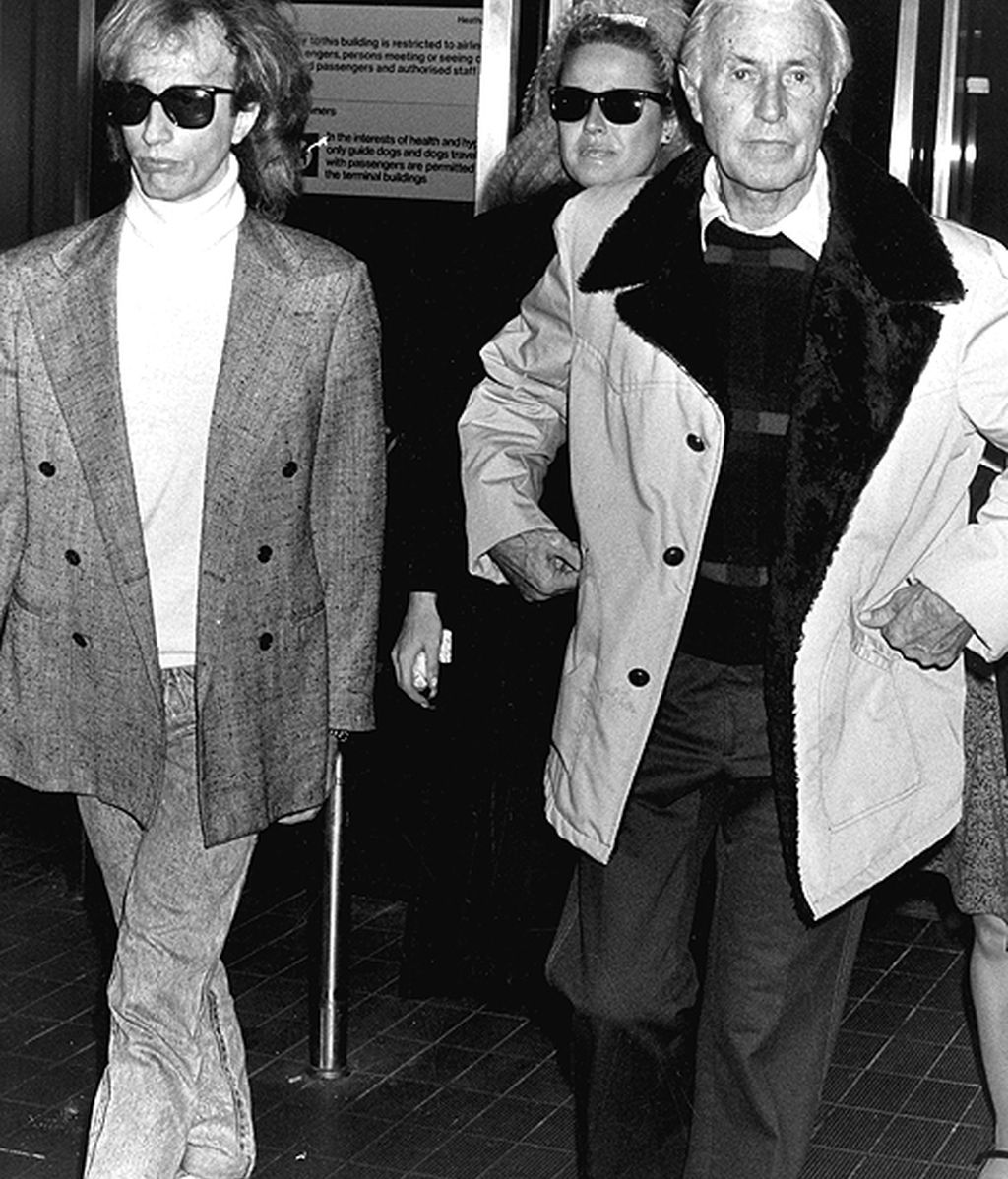 Homenaje al estilo de Robin y los Bee Gees: una vida de éxito y looks extremos