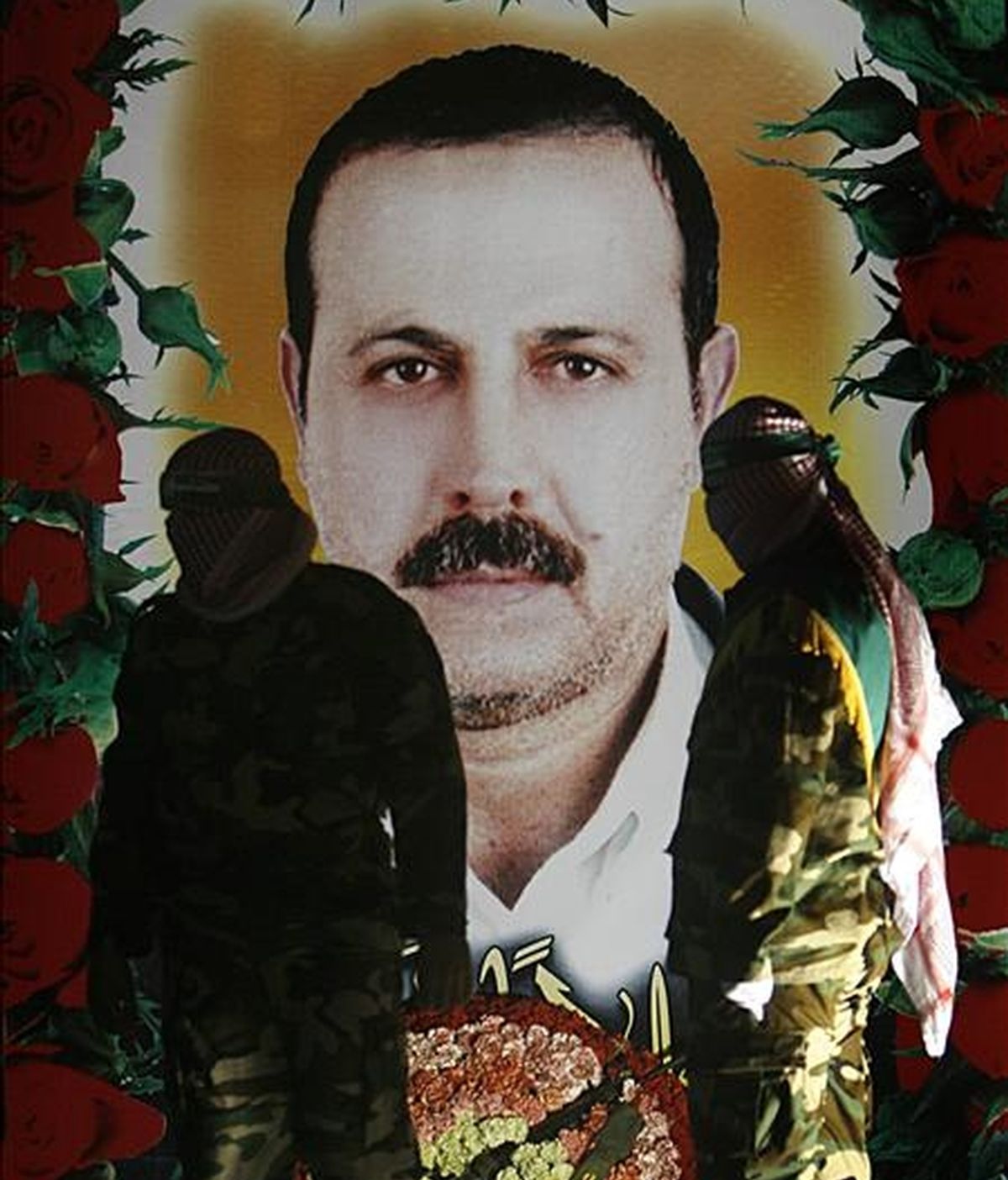Un grupo de militantes del grupo Hamás posa junto a una fotografía del asesinado comandante militar de Hamas, Mahmoud al-Mabhouh. EFE/Archivo