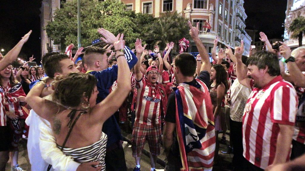 Los aficionados atléticos celebran la victoria de la Supercopa de España