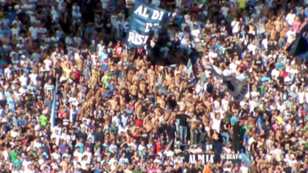La afición del Nápoles en plena ebullición