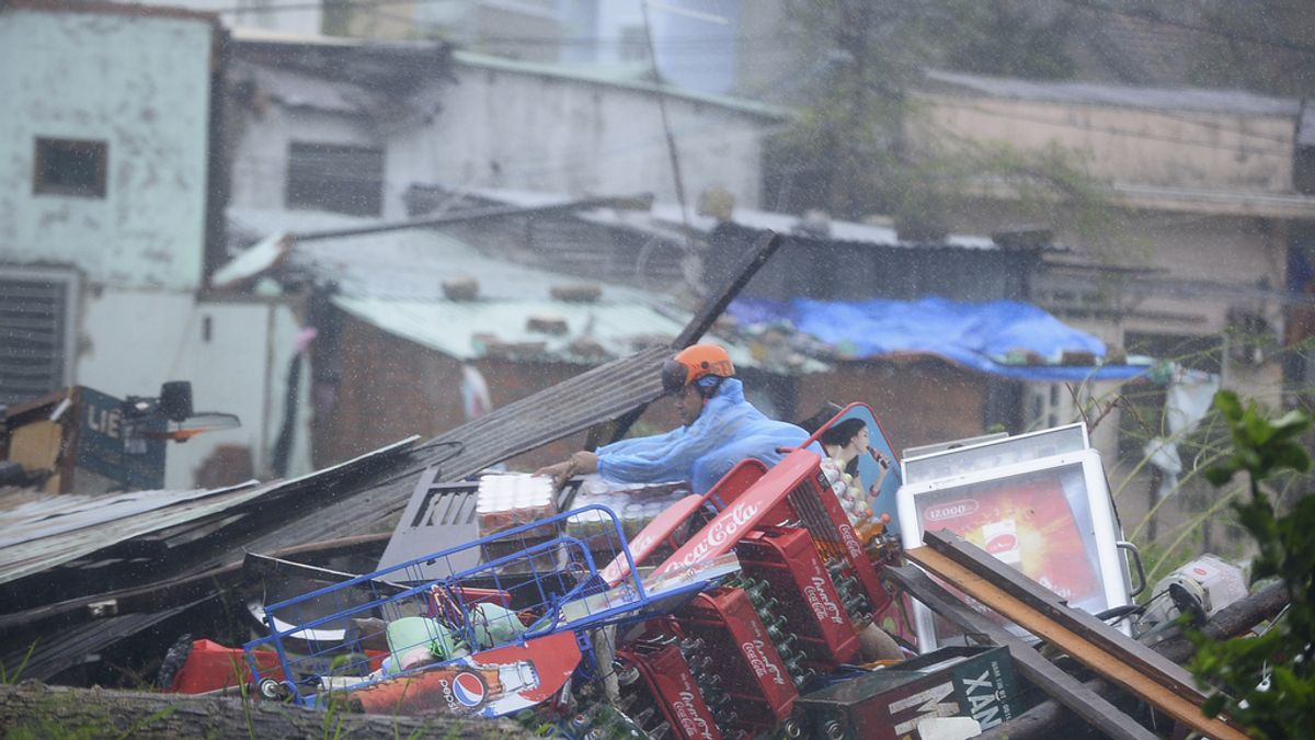 Más de cien mil evacuados en Vietnam por el paso del tifón Nari