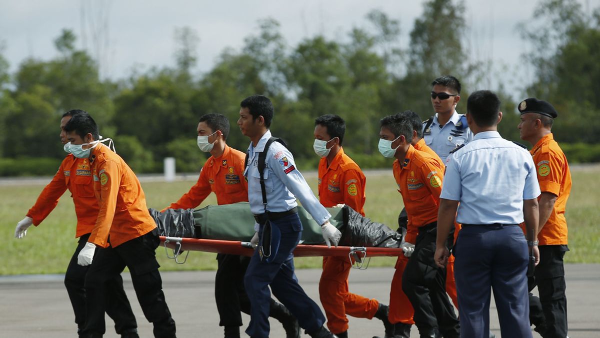 Las autoridades indonesias entregan a su familia el cuerpo de la primera víctima identificada del QZ8501