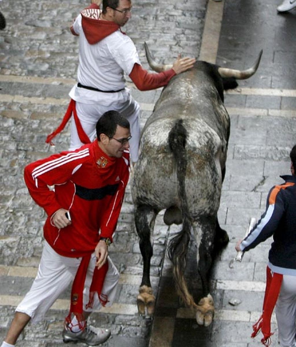 Dos mozos rozan a uno de los astados en el tramo del Ayuntamiento