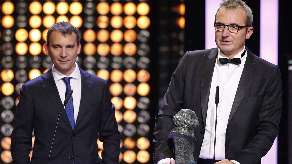 Alejandro Hernández y Mariano Barroso tras recibir el Goya al "Mejor guión adaptado "por "Todas las mujeres"
