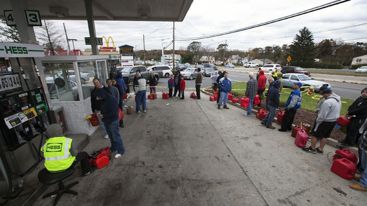 Ciudadanos de Nueva Jersey hace cola ante una gasolinera por la falta de suministro a causa del huracán 'Sandy'