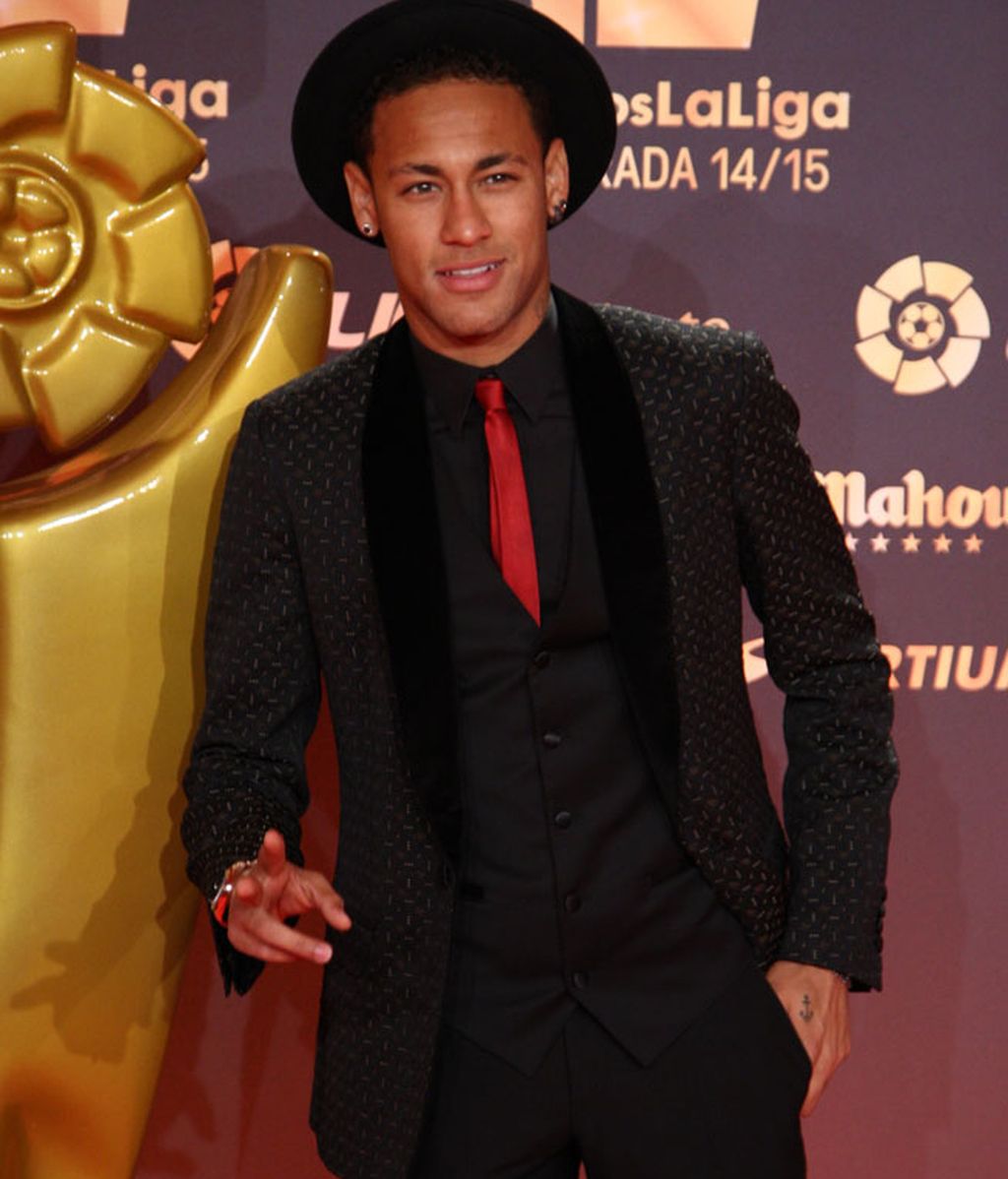 Neymar, de negro y con gorro, también se llevó premio