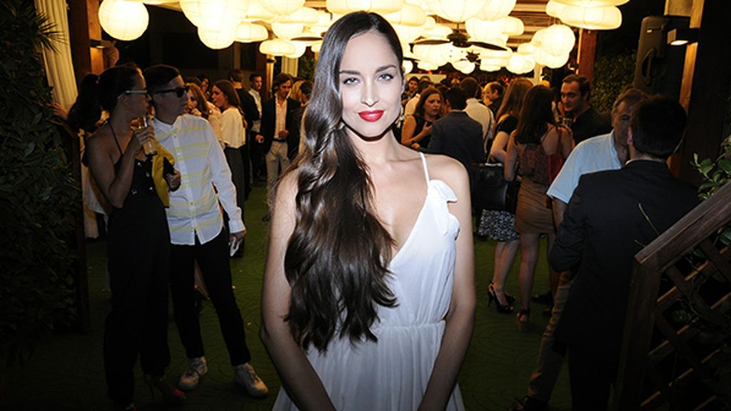 Impresionante la belleza de Lorena Van Heerde, con vestido de Kling