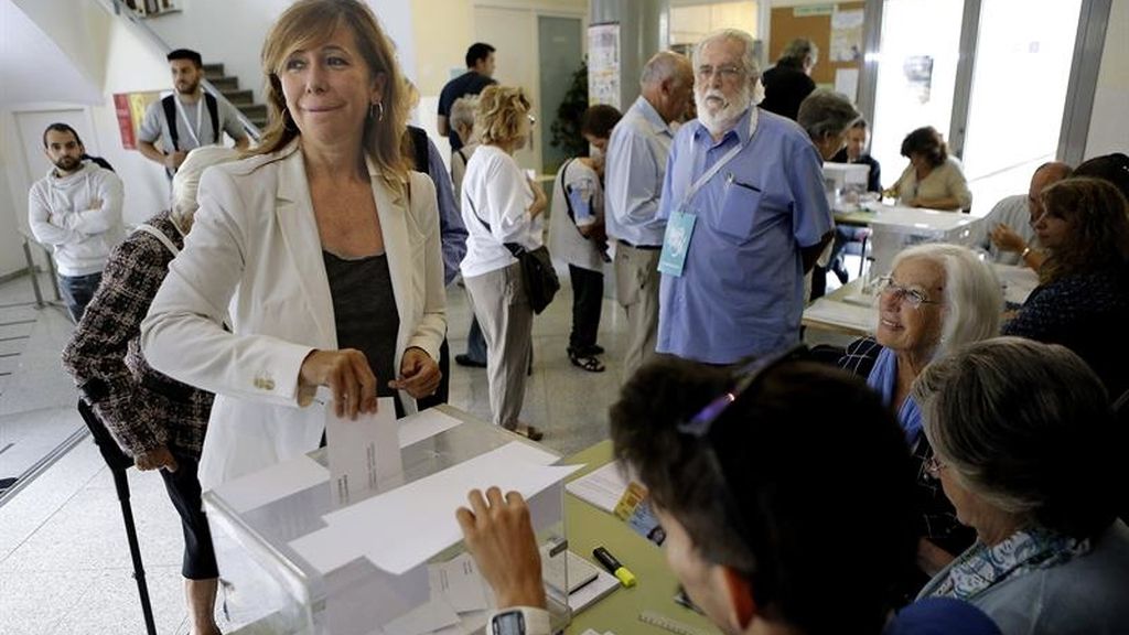 La presidenta del PP catalán, Alicia Sánchez vota en Barcelona