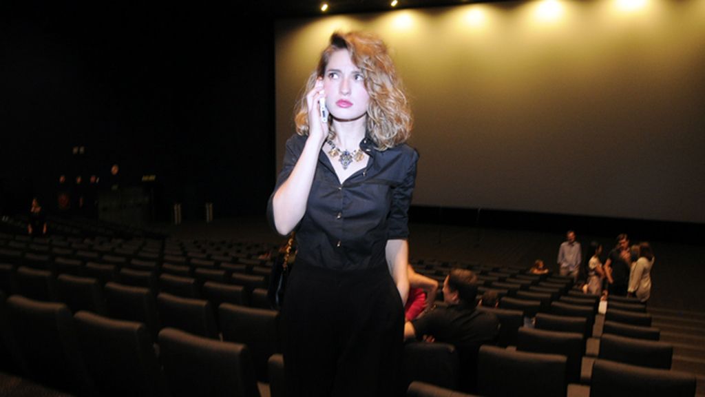 María Valverde lució blusa de Cavalli, pantalones de Dsquared y joyas de Anton Heunis