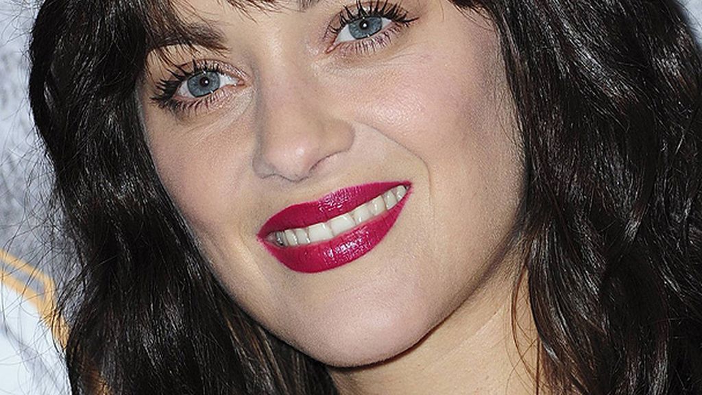 Marion Cotillard realza sus ojos con pestañas postizas