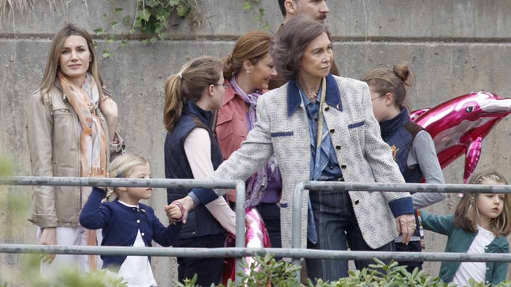La reina, los príncipes de Asturias y las infantas visitan el zoo de Madrid