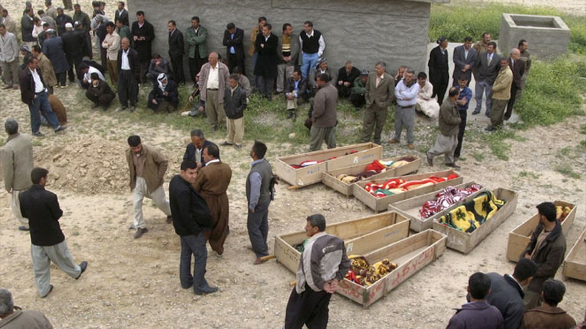 Los Iraquíes hacen un cementerio provisional para enterrar a los fallecidos