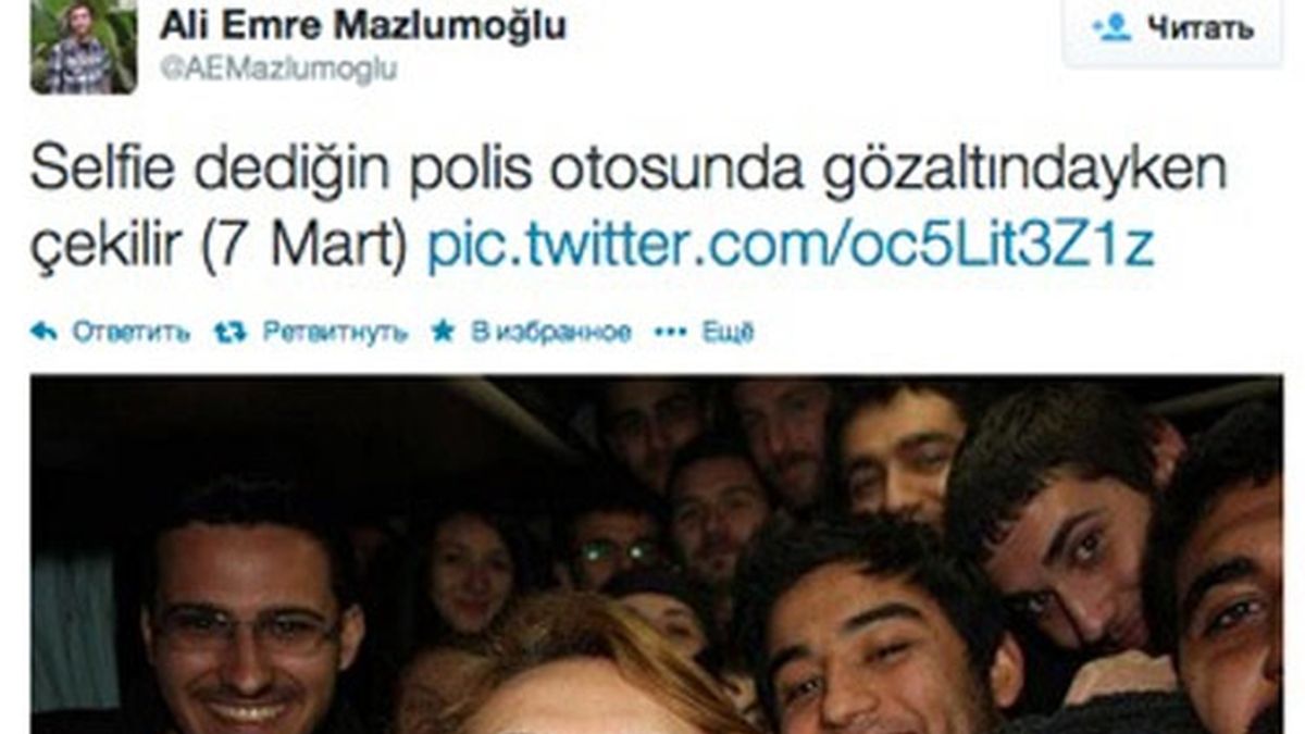 Manifestantes turcos haciendo un 'selfie'