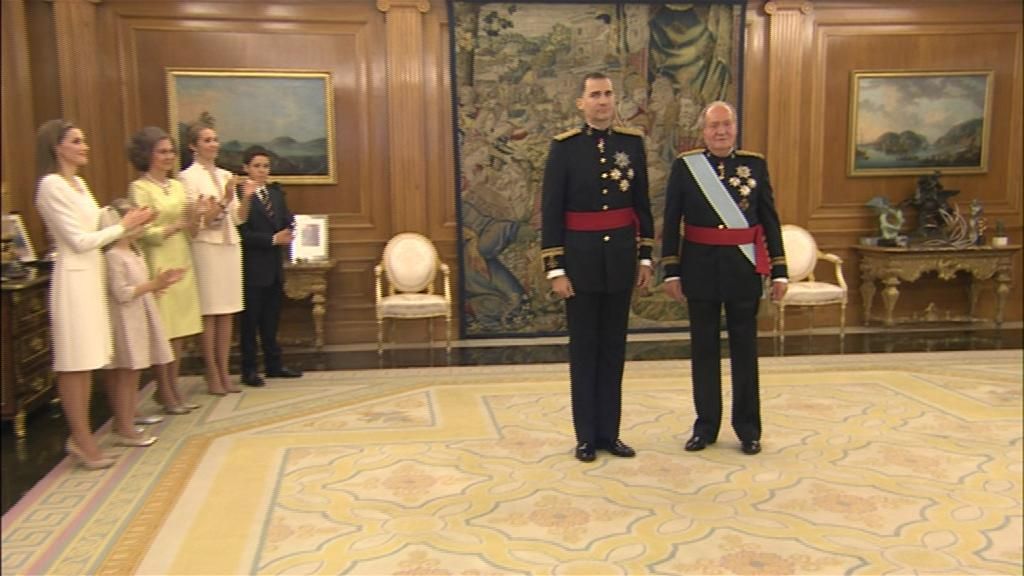 Don Juan Carlos impone a Felipe VI el fajín de capitán general de las FFAA