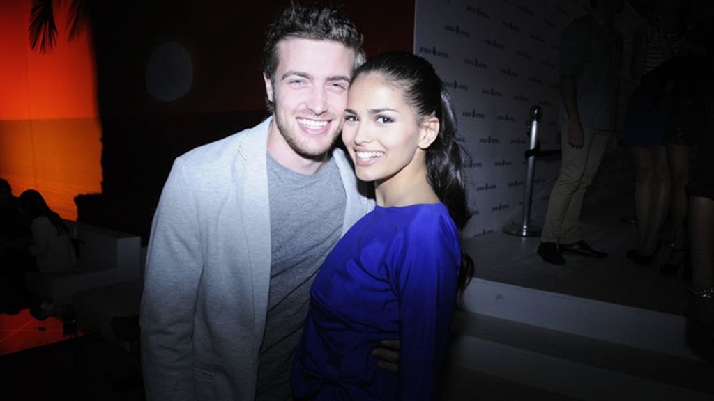 Raúl Mérida y Sara Sálamo, vestida de Alicia Rueda