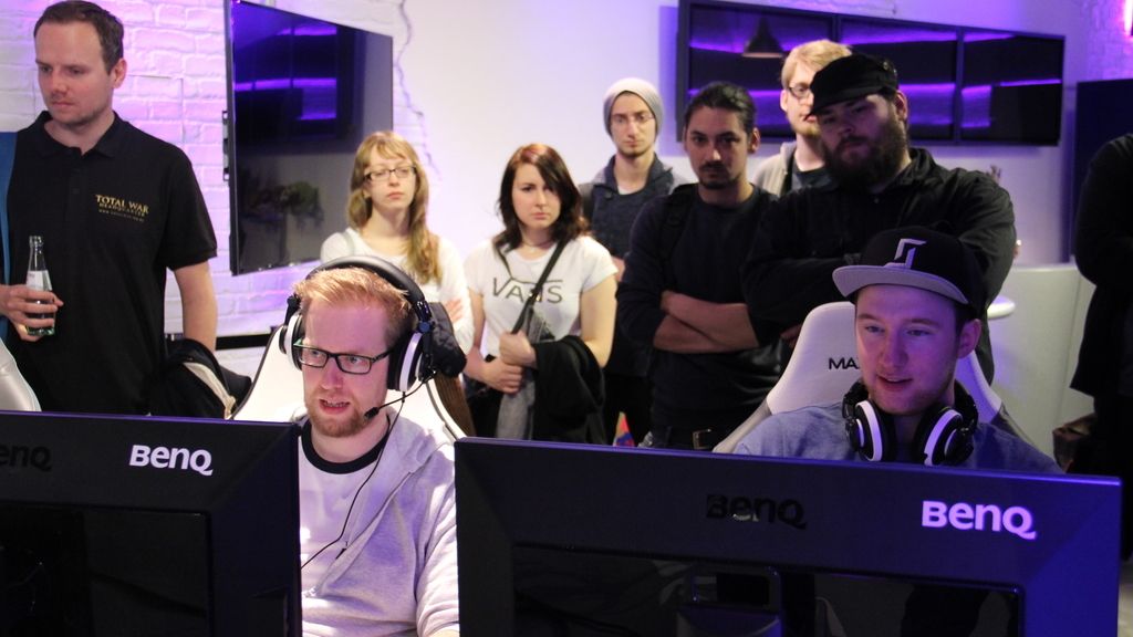 Jugadores y 'youtubers' enseñan el nuevo juego a los aficionados